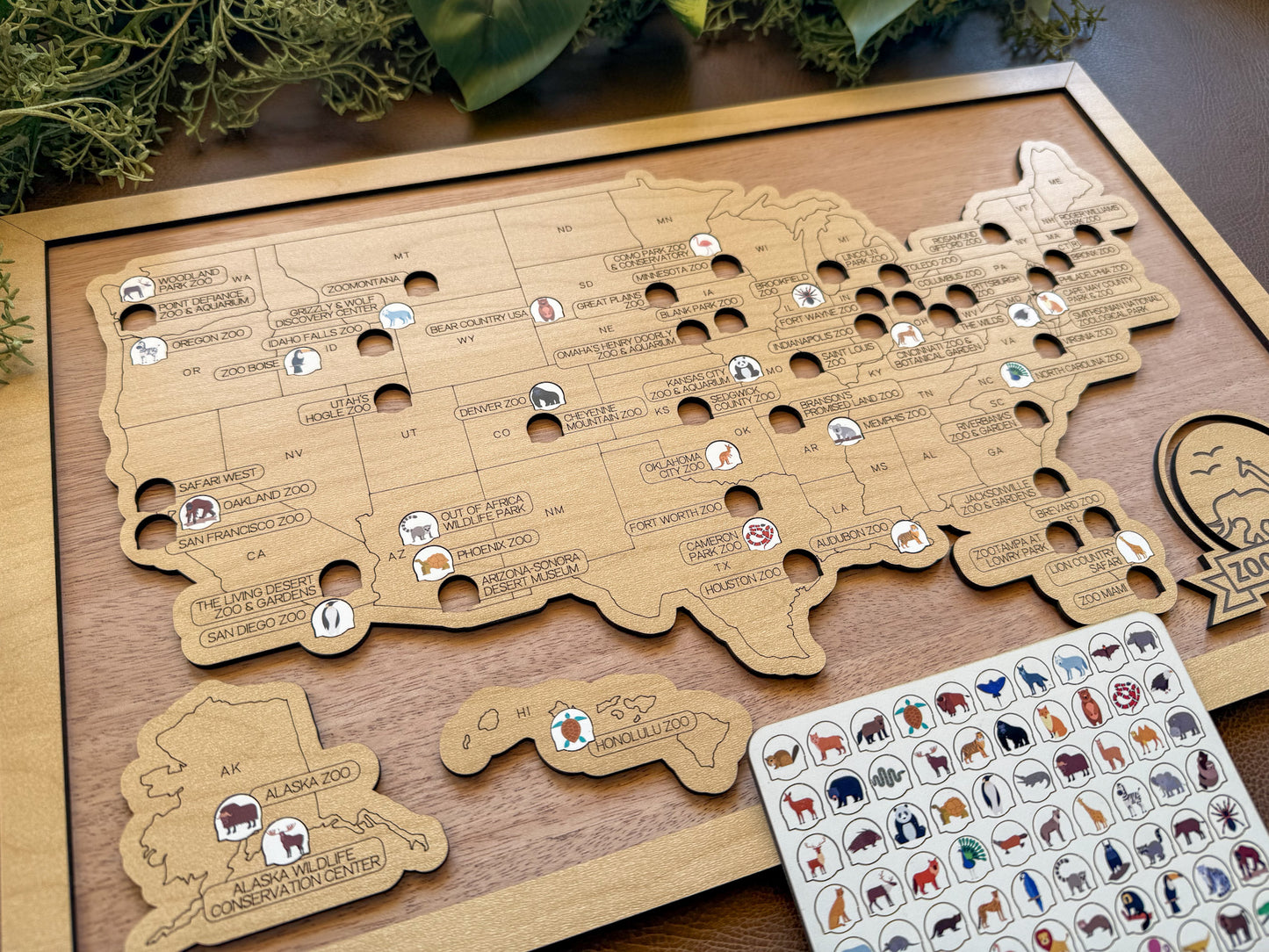 Wooden map of the United States with cut-out states and a card with animal illustrations.